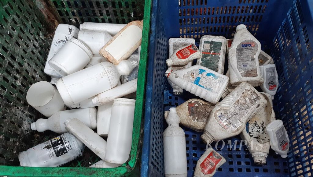 Sejumlah jenis sampah plastik kemasan masih memiliki nilai ekonomi dan dapat didaur ulang. Jenis sampah plastik kemasan setelah dipilah di UD Jaya Abadi Plastik, tempat pengumpulan sampah plastik di Kota Denpasar, Bali, Jumat (10/2/2023).