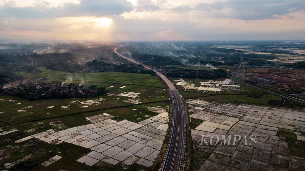 Ruas Jalan Tol Batang-Semarang di Kilometer 335+200 terlihat dari ketinggian di sekitar kawasan PLTU Batang, Jawa Tengah, Senin (17/12/2018).