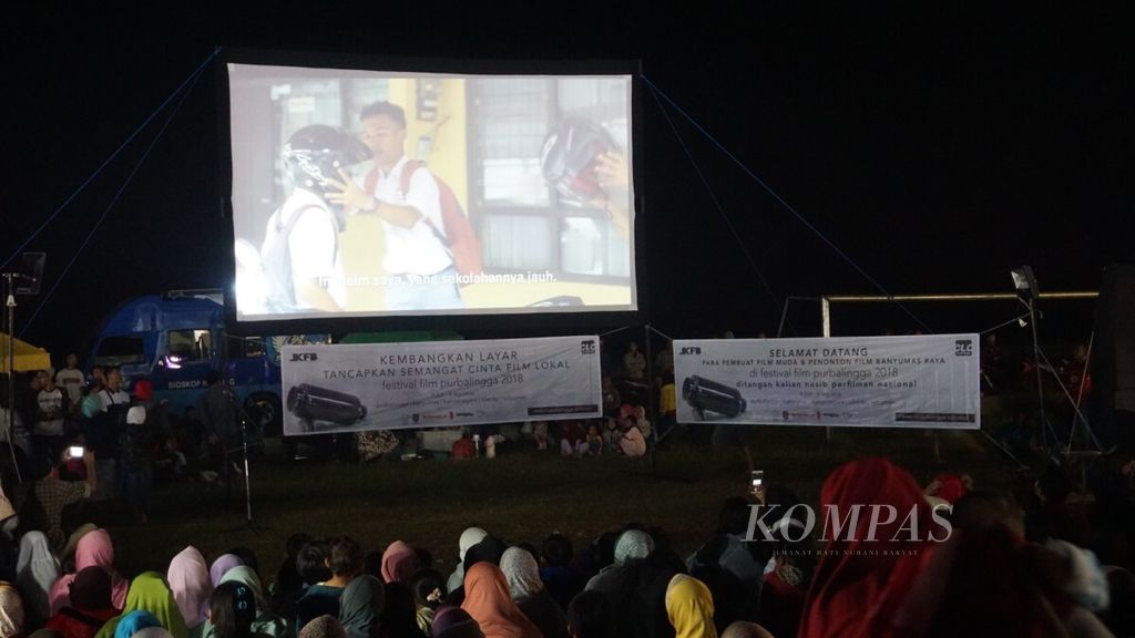 Pemutaran film menggunakan layar tanjleb di Purbalingga, Jawa Tengah.