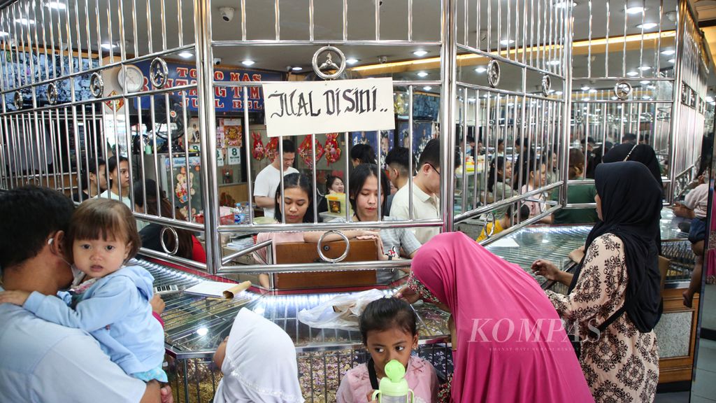 Suasana di toko emas Bintang Timur, Kebayoran Lama, Jakarta Selatan, yang ramai oleh pengunjung, Sabtu (8/7/2023). 