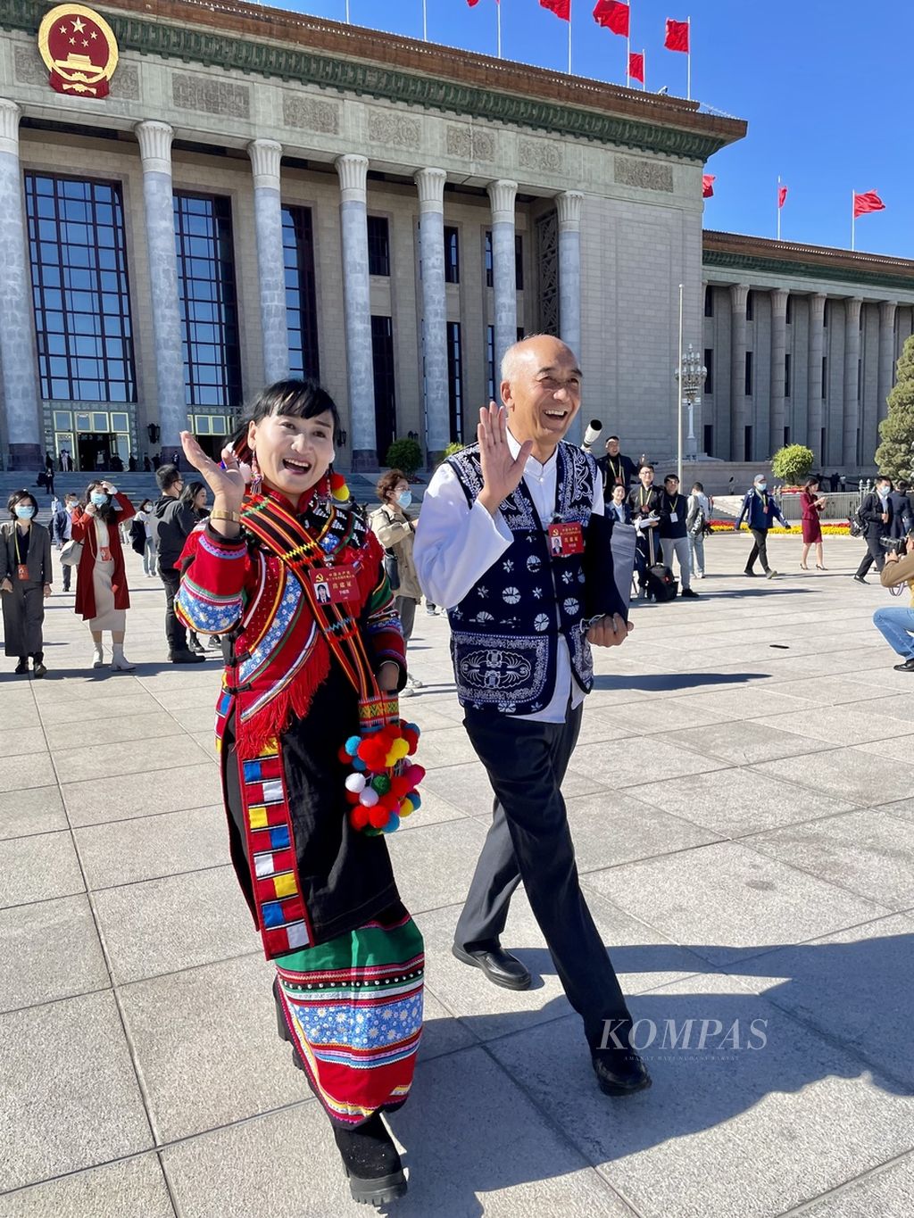 Dua delegasi perwakilan dari komunitas etnis minoritas di China meninggalkan Balai Agung Rakyat seusai penutupan Kongres Nasional Partai Komunis China, Sabtu (22/10/2022).