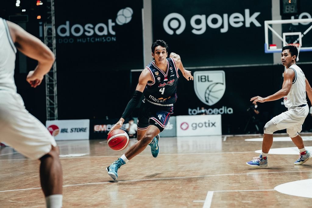 Pemain Indonesia Patriots Ali Bagir saat berhadapan dengan Bumi Borneo Basketball di Hall Basket Senayan, Jakarta, Jumat (11/3/2022). Bagir menyumbang 7 poin dan 7 <i>rebound </i>dalam laga yang berujung kekalahan Patriots itu.