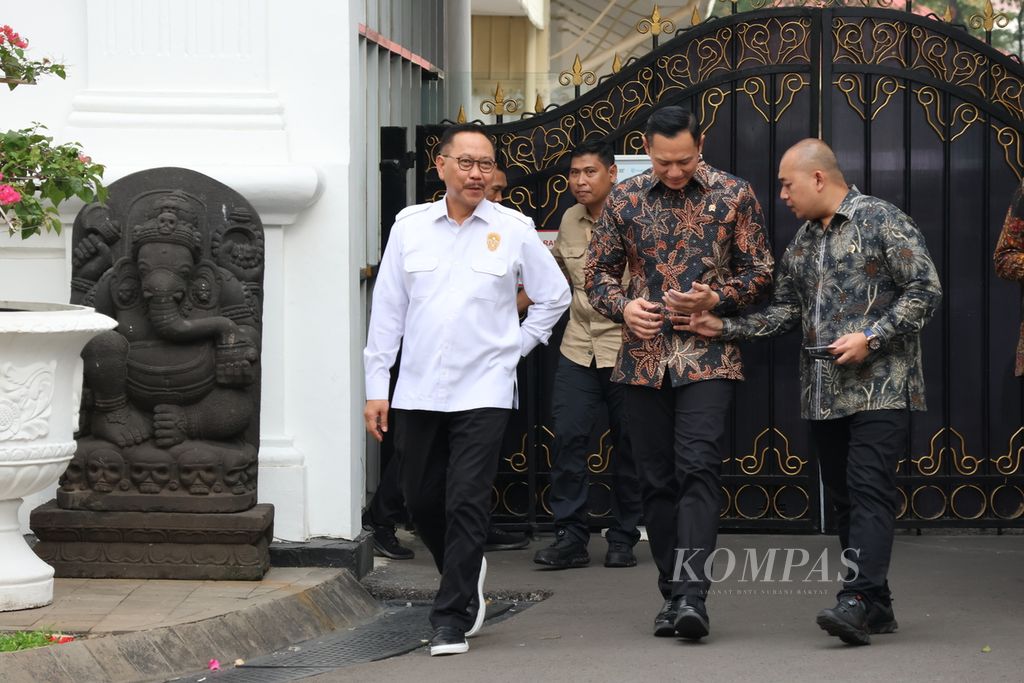 Kepala Otorita IKN Bambang Susantono (kiri) serta Menteri Agraria dan Tata Ruang Agus Harimurti Yudhoyono (kedua dari kanan) meninggalkan Istana Merdeka seusai rapat terkait pembangunan IKN, Rabu (24/4/2024).
