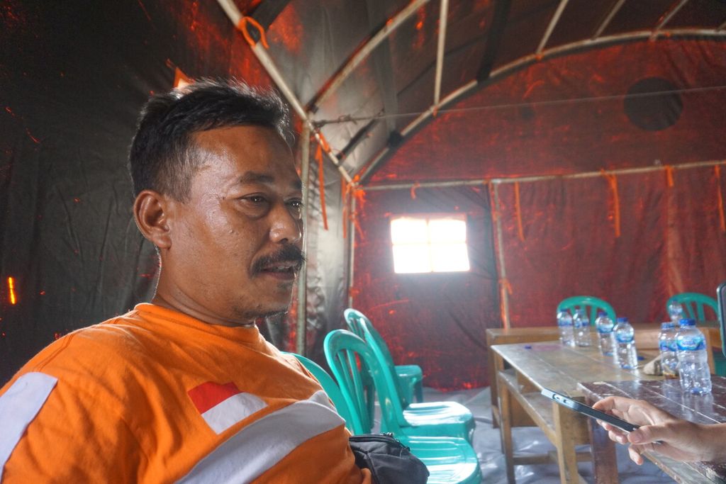 Ujang (46) keluarga salah satu petambang emas yang terjebak di dalam lubang tambang di Desa Pancurendang, Ajibarang, Banyumas, Jawa Tengah, Kamis (27/7/2023). 