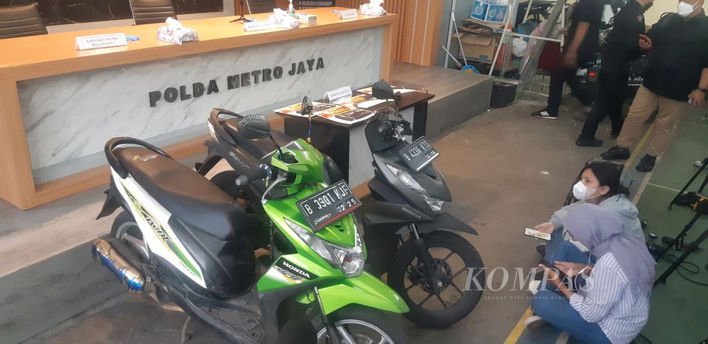 Dua motor yang menjadi barang bukti kasus pencurian dengan kekerasan di Kecamatan Jatisampurna, Bekasi. Motor berwarna hijau adalah motor remaja pelaku pembegalan.