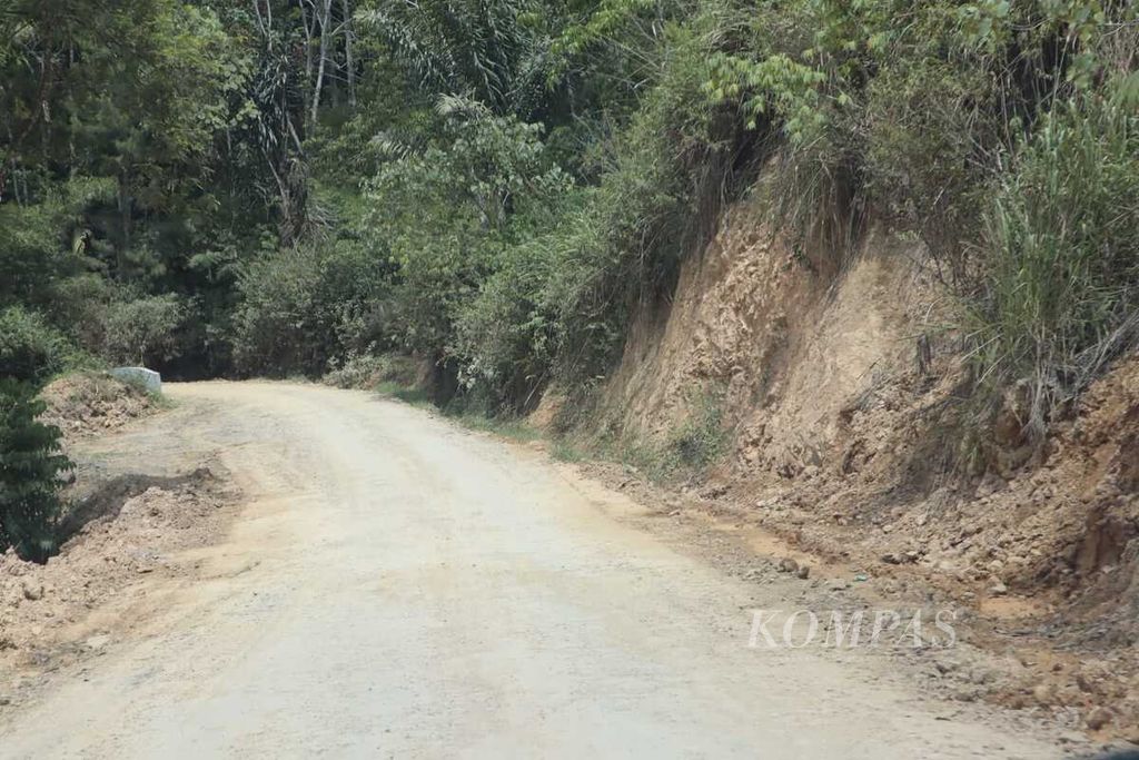 Sudut jalan yang sudah diperbaiki di Liang Melas Datas, Kabupaten Karo, Sumut, Rabu (2/2/2022).