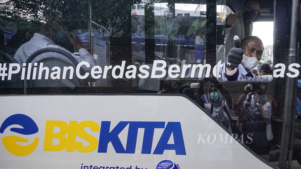 Pengemudi bus BisKita Trans Pakuan yang akan berangkat dari Terminal BisKita Ciparigi, Kota Bogor, Jawa Barat, Selasa (2/11/2021). 