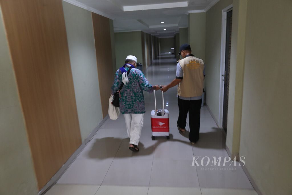 Tim PPIH membantu seorang calon anggota jemaah haji lansia menuju kamar di Asrama Haji Pondokgede, Jakarta, Selasa (23/5/2023). Keberangkatan jemaah haji kloter pertama dimulai pada Rabu (24/5/2023).