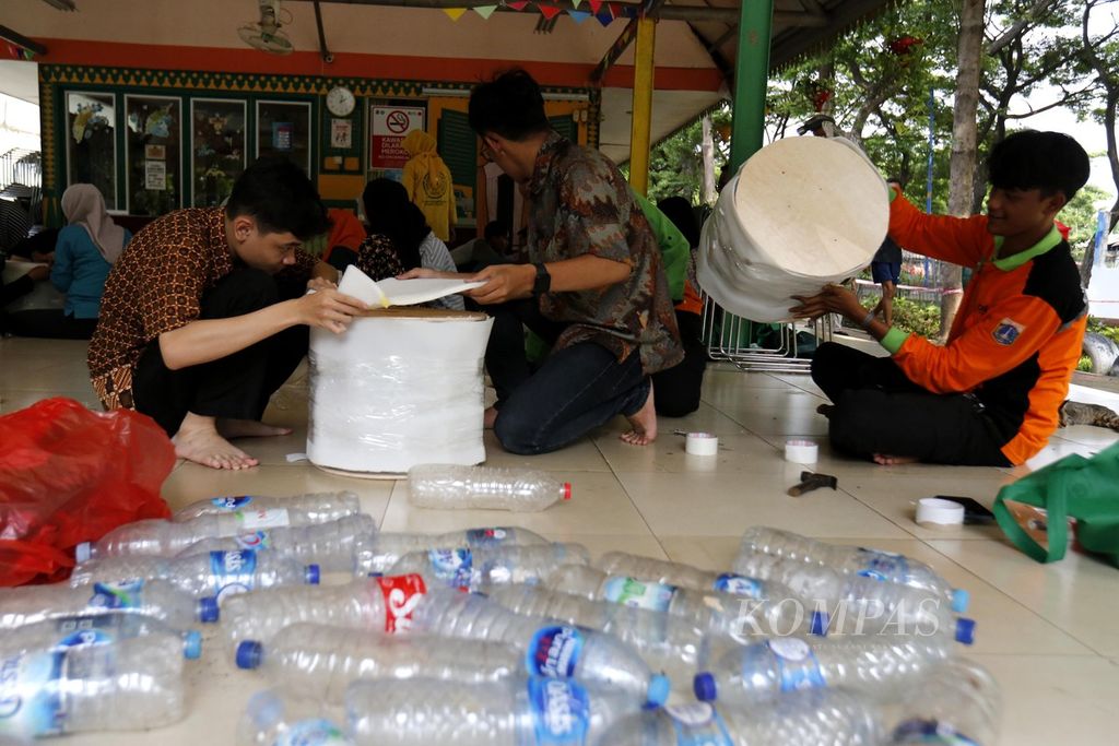Sekitar 20 peserta dari perwakilan pelajar dan warga mengikuti pelatihan pembuatan sofa berbahan botol plastik bekas di RPTRA Nusantara, Ulujami, Pesanggrahan, Jakarta, Selasa (28/11/2023).