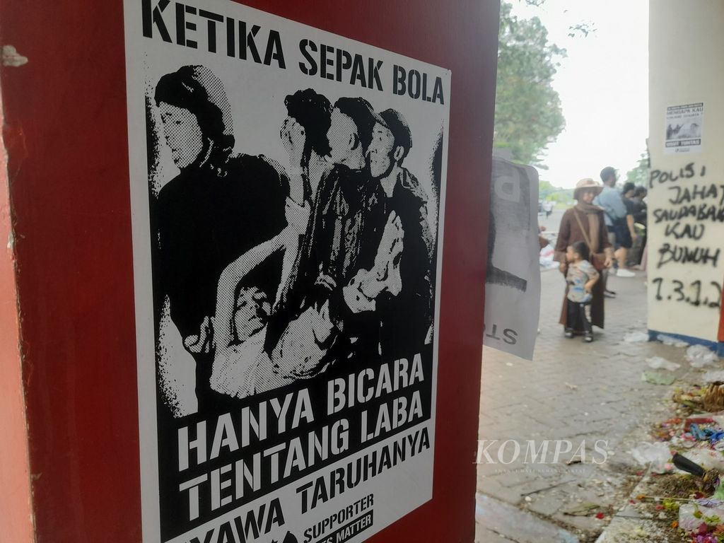 Poster bernada satire banyak terpampang di Stadion Kanjuruhan di Kepanjen, Kabupaten Malang, Jawa Timur, sebagaimana terlihat pada Minggu (23/10/2022). Tiga pekan berlalu pascatragedi yang menewaskan 134 jiwa dan ratusan lainnya terluka itu.