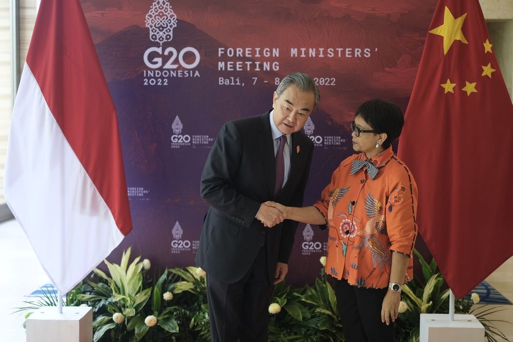 Menteri Luar Negeri Indonesia Retno Marsudi menggelar pertemuan bilateral dengan Menteri Luar Negeri China Wang Yi di Nusa Dua, Kabupaten Badung, Bali, Kamis (7/7/2022). Menjelang Pertemuan Para Menteri Luar Negeri G20, Indonesia secara maraton menggelar pertemuan bilateral dengan sejumlah negara mitra.