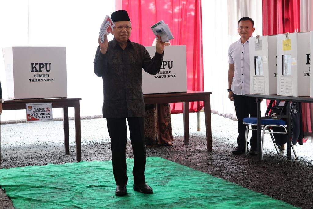Wakil Presiden Maruf Amin dan Nyonya Wury menggunakan hak pilihnya di TPS 033 Taman Arcadia Mediterania, RW 014 RT 002, Kelurahan Tapos, Kecamatan Tapos, Kota Depok, Rabu (14/2/2024).