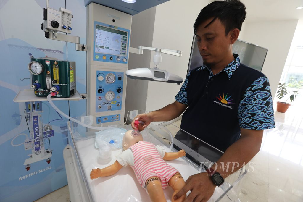 Operator memperagakan penggunaan Alat Bantu Napas Bayi: Mix Safe Transport Infant Blending Resuscitator di Fakultas Kedokteran Universitas Indonesia, Jakarta. Senin (14/8/2023). 