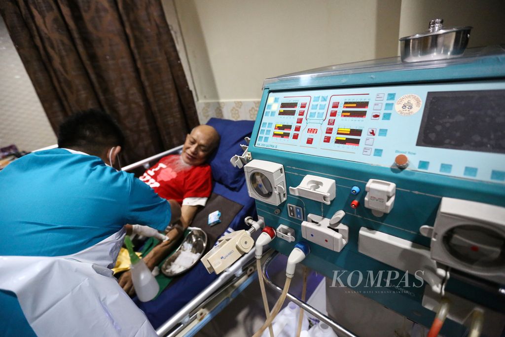 Pasien menjalani cuci darah atau hemodialisis di Klinik Hemodialisis Tidore, Cideng, Jakarta Pusat, Senin (13/1/2020). BPJS Kesehatan bersama fasilitas kesehatan mitra kerja mengimplementasikan kemudahan layanan bagi pasien peserta Jaminan Kesehatan Nasional-Kartu Indonesia Sehat (JKN-KIS) yang rutin menjalani cuci darah melalui pemindai sidik jari (<i>finger print</i>) tanpa perlu membuat surat rujukan. 