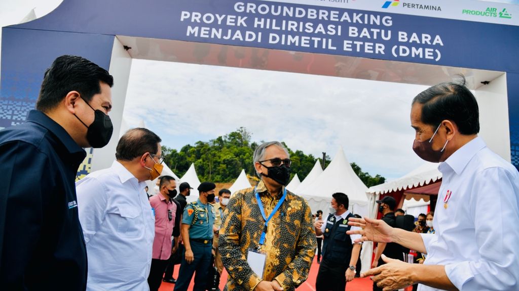 Presiden Joko Widodo meresmikan dimulainya pembangunan perusahaan pengolah batubara menjadi dimetil eter di Kabupaten Muara Enim, Sumatera Selatan, Senin (24/1/2022). 