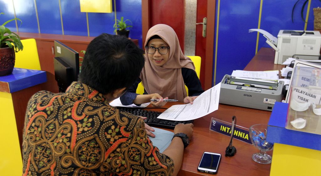 Tax officers from the Pratama Jakarta Cilandak Tax Service Office, Jakarta, Friday (12/20/2019) served taxpayers who reported problems related to E-Faktur.