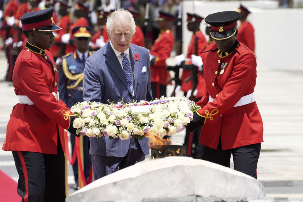 Raja Inggris Charles III (tengah) meletakkan karangan bunga di Taman Uhuru, Nairobi, Kenya, Selasa (31/10/2023) untuk menghormati para pejuang kemerdekaan Kenya. Kunjungan empat hari ini adalah kunjungan pertama Charles II sebagai Raja Inggris ke negara persemakmuran. 