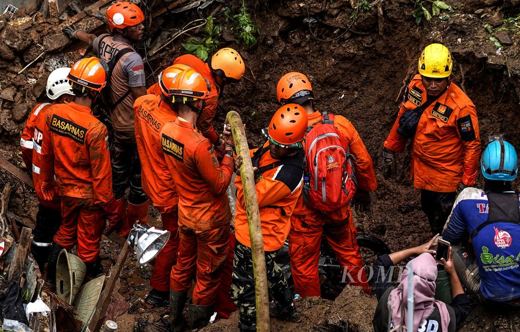 Para petugas gabungan yang mencari korban musibah longsor di Gang Barjo, Kebon Kalapa, Kota Bogor, Jawa Barat, Kamis (12/10/2022). Musibah longsor yang terjadi pada Rabu (12/10/2022) petang ini mengakibatkan delapan warga tertimbun. Dari 8 warga yang menjadi korban musibah ini, 1 orang tewas, 4 orang luka-luka, dan 3 orang masih dalam pencarian karena tertimbun longsoran. 