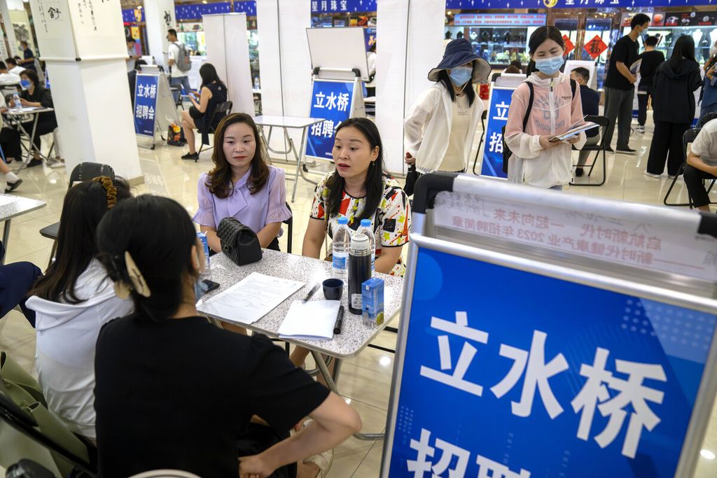 Seorang calon pekerja diwawancara perekrut di bursa kerja di pusat perbelanjaan di Beijing, China, 9 Juni 2023. 