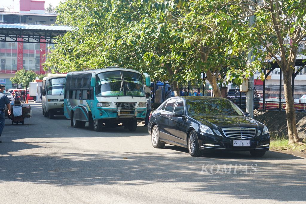 Ilustrasi: Mobil Konsulat Jenderal Filipina di Manado memimpin dua bus yang membawa 29 warga negara Filipina ke Pelabuhan Manado, Sulawesi Utara, untuk dideportasi, Sabtu (12/12/2020). Sebagian yang dideportasi adalah nelayan tradisional dan anak buah kapal yang diduga pelaku perikanan ilegal.