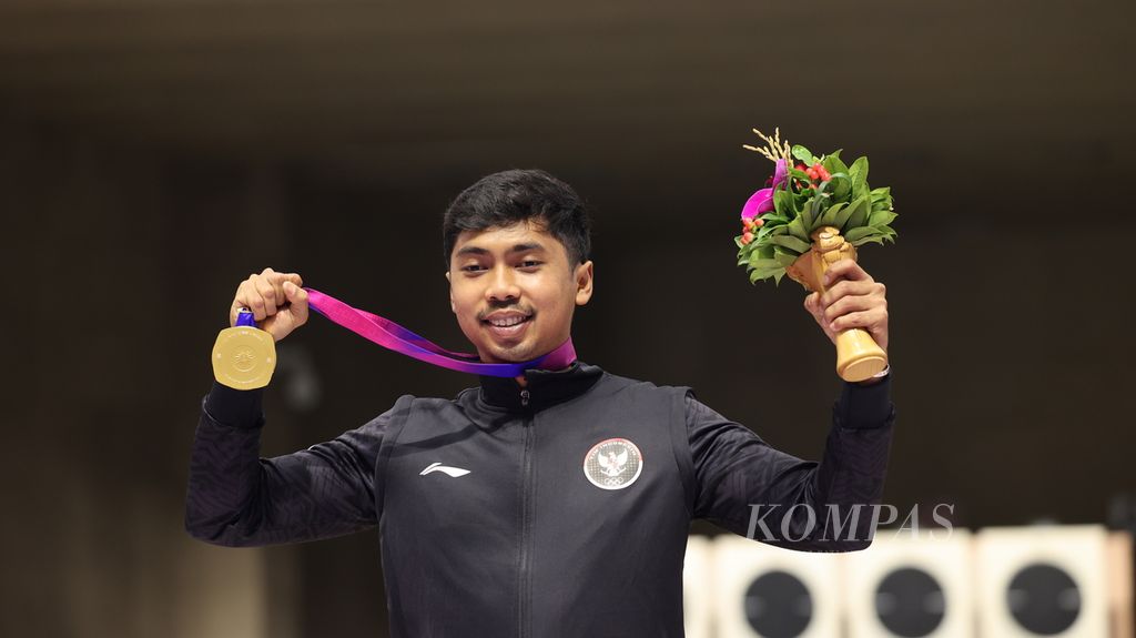 Petembak Indonesia, Muhammad Sejahtera Dwi Putra meraih emas dalam final nomor 10 meter running target Asian Games Hangzhou 2022 di Fuyang Yinhu Sports Centre, Hangzhou, China, Senin (25/9/2023). Putra meraih total poin 578. 