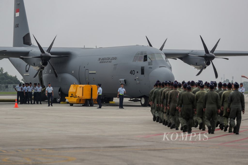Prajurit jalan berbaris menuju pesawat C-130J Super Hercules di Bandara Lanud Halim Perdanakusuma, Jakarta, Kamis (6/7/2023). 