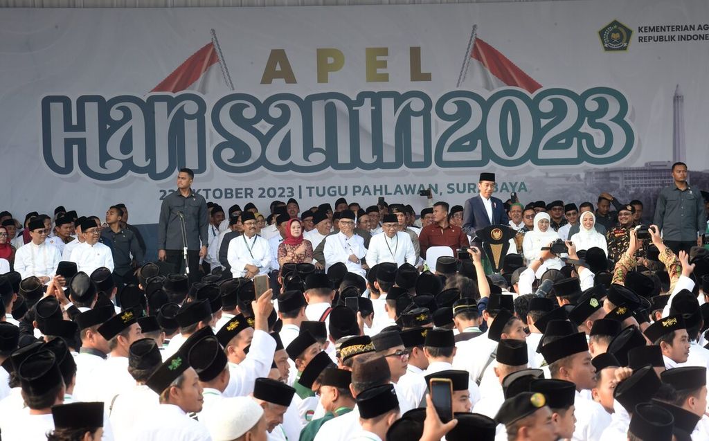 Presiden RI Joko Widodo memberi kata sambutan saat apel Hari Santri 2023 di Tugu Pahlawan, Surabaya, Minggu (22/10/2023). Apel Hari Santri tersebut dihadiri langsung oleh Presiden Joko Widodo. 