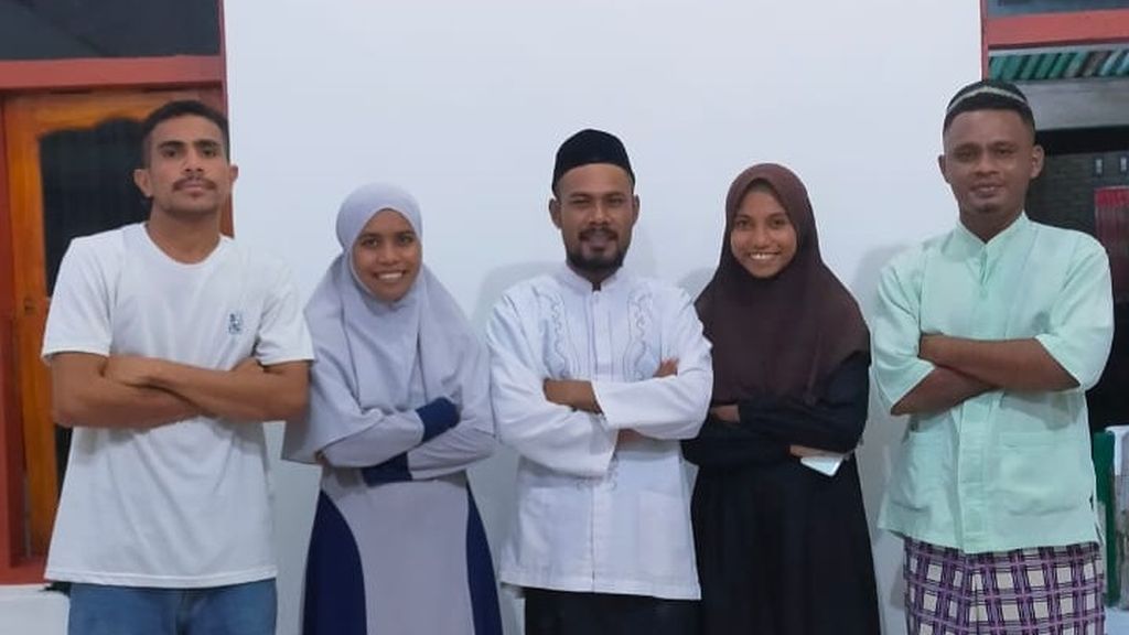 Para inisiator Komunitas Ngaji Remaja Desa Labelen di Pulau Solor, Flores Timur, Nusa Tenggara Timur. Mereka adalah Abdul Haris Al-Abi Syahril, Muhaimin H Lamahala, Masrah Hamzah, Bahrudin Abubakar, dan Syakia Ariska Sinun.