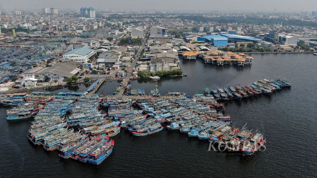 Kapal nelayan berlabuh di Pelabuhan Muara Angke, Penjaringan, Jakarta Utara, Kamis (3/8/2023).