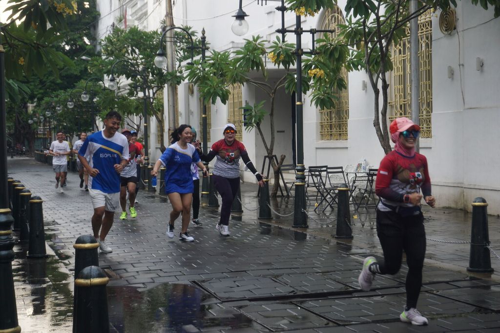 Para pelari menembus hujan saat mengikuti Run For Gilo Gilo di Kota Lama Semarang, Jawa Tengah, Sabtu (17/12/2022). Ajang ini sebagai acara pembuka bagi Lomba Lari Semarang 10K powered by Isoplus.