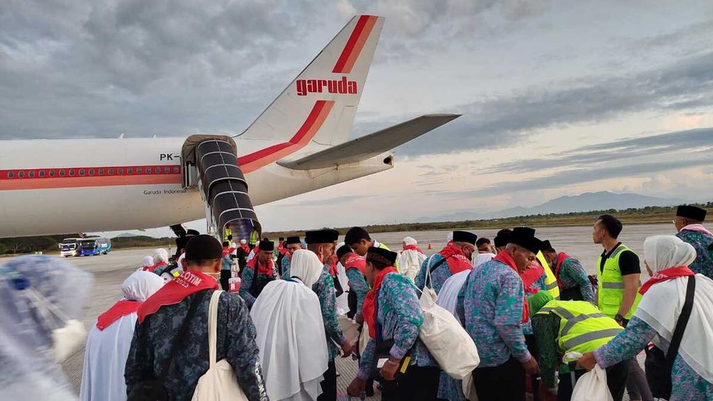 Kelompok terbang atau kloter pertama calon jemaah haji embarkasi Lombok, NTB, naik ke pesawat yang akan menerbangkan mereka ke Tanah Suci, Rabu (7/6/2023). 
