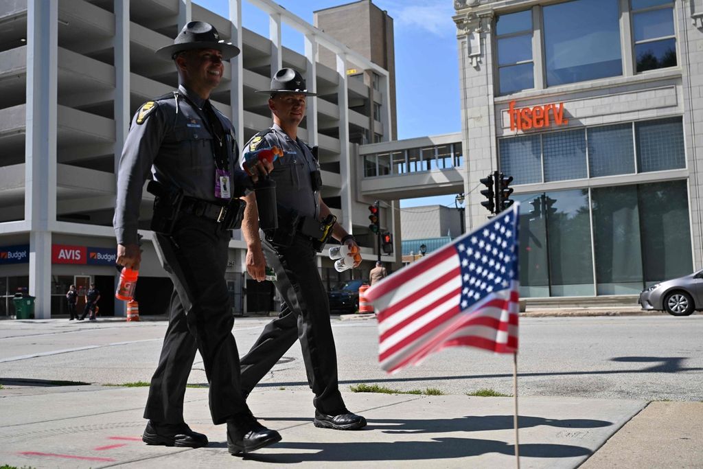 Aparat patroli di Milwaukee, Wisconsin, Amerika Serikat, Minggu (14/7/2024). Kota itu akan menjadi lokasi Konvensi Nasional Partai Republik mulai Senin (15/7/2024) sampai Kamis (18/7/2024).