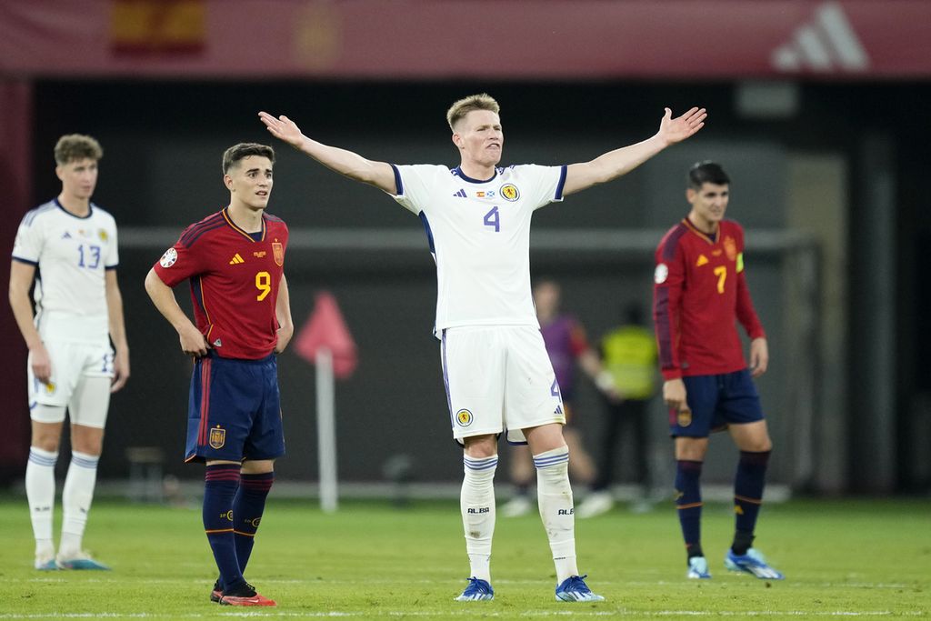 Reaksi kekecewaan gelandang Skotlandia, Scott McTominay (tengah), setelah gol yang dicetaknya ke gawang Spanyol pada laga kualifikasi Piala Eropa 2024 dianulir, 12 Oktober 2023. Beruntung, Skotlandia akhirnya lolos ke Jerman setelah Spanyol mengalahkan Norwegia, 1-0, Senin (16/10/2023) dini hari WIB.