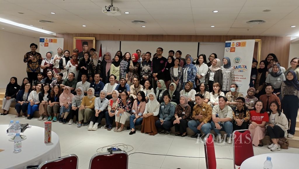 Para pegiat komunitas pendidikan yang tergabung dalam jaringan Semua Murid Semua Guru (SMSG) berfoto bersama dalam acara SMSG memperingati Hari Pendidikan Nasional di Perpustakaan Nasional, Jakarta, Kamis (2/5/2024). Sejumlah komunitas pendidikan bersiap menggelar pesta pendidikan BelajaRaya 2024. 