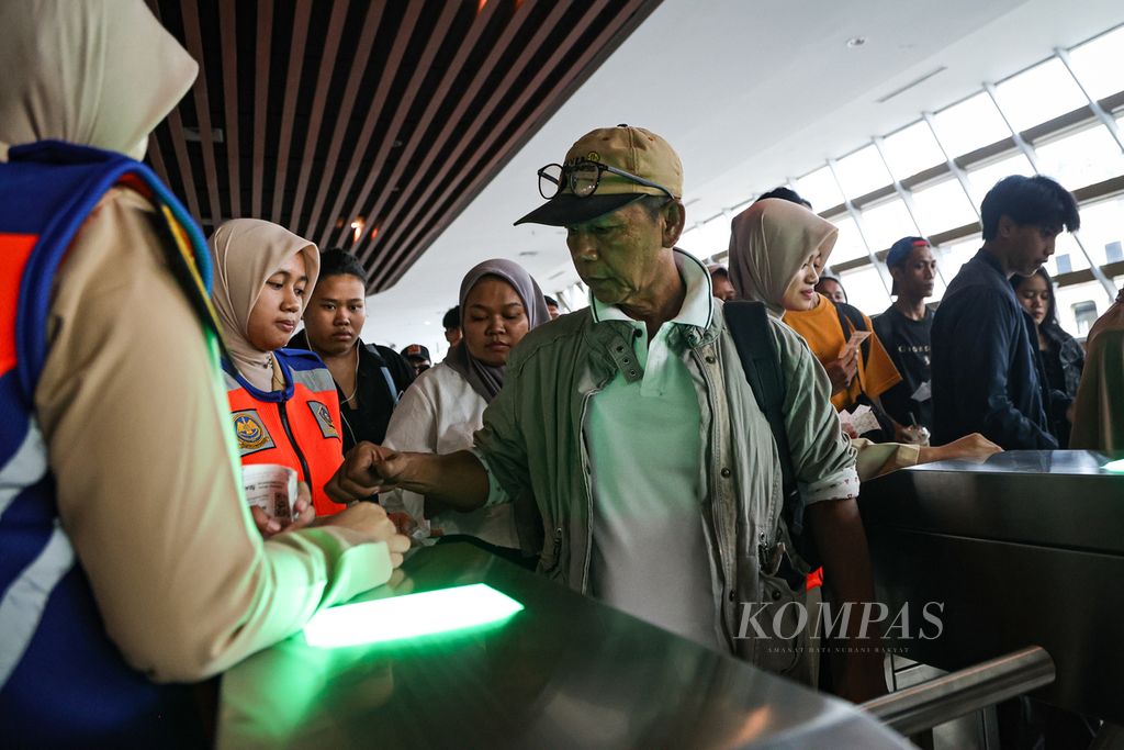 Petugas memeriksa tiket penumpang yang akan memasuki kapal feri tujuan Pelabuhan Merak di Pelabuhan Bakauheni, Lampung, Sabtu (13/4/2024). 