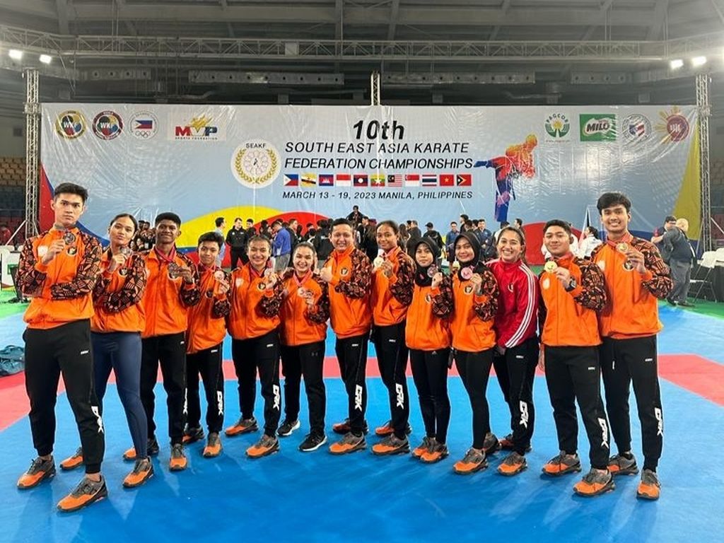 Sebelas atlet karate Indonesia berpose setelah mendapatkan medali pada Kejuaraan Federasi Karate Asia Tenggara atau SEAKF ke-10 di Manila, Filipina, Jumat (17/3/2023). 