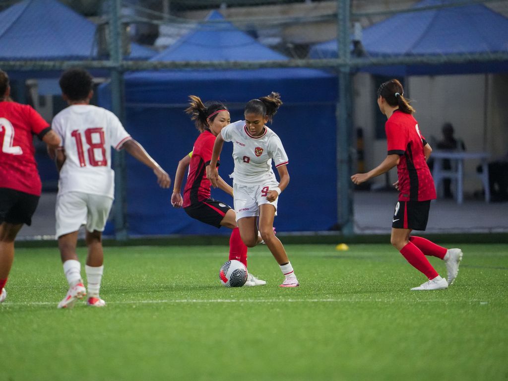 Penyerang timnas sepak bola putri, Claudia Scheunemann, menguasai bola dalam FIFA Matchday melawan Hong Kong di d Hong Kong Football Club Stadium, 11 Juli 2024.