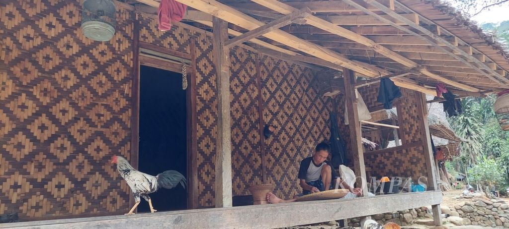 Keseharian warga Baduy di rumahnya yang serba dari kayu, bambu, dan beratap anyaman daun kelapa seperti terlihat di salah satu kampung di Desa Kanekes, Lebak, Banten, Sabtu (30/9/2023).