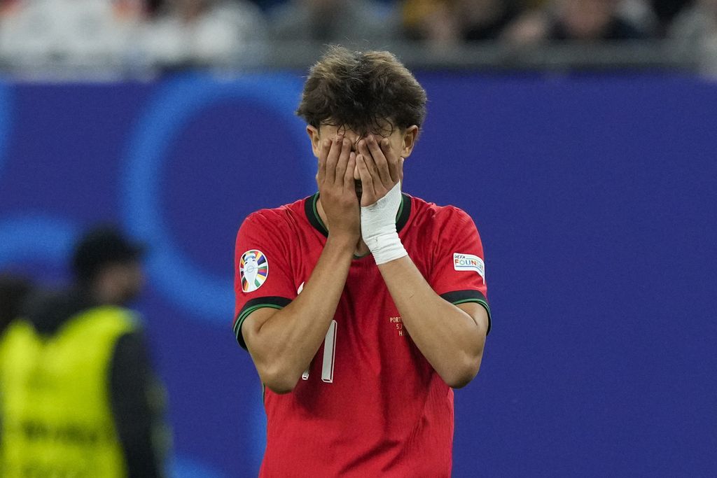 Ekspresi Joao Felix, pemain tim nasional Portugal, saat menghadapi Perancis pada laga Piala Eropa 2024 di Hamburg, Jerman, Jumat (5/7/2024). Felix dilkabarkan merapat ke klub Inggris, Chelsea.