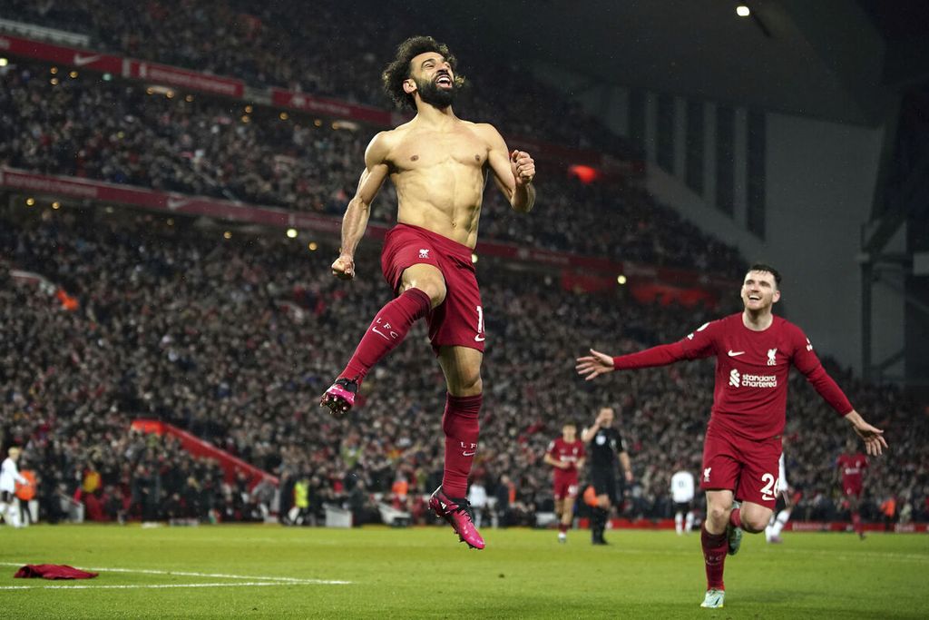 Penyerang Liverpool Mohamed Salah melompat kegirangan setelah mencetak gol keenam Liverpool pada laga Liga Inggris antara Liverpool dan Manchester United di Stadion Anfield, Liverpool, Senin (6/3/2023) dini hari WIB.  
