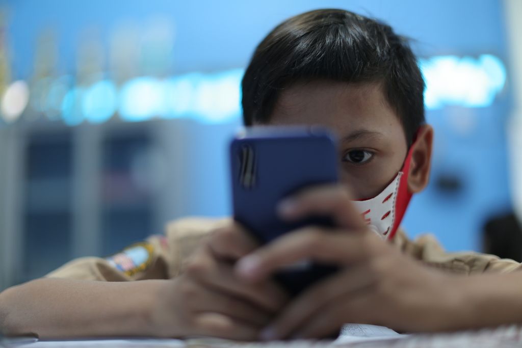 Pelajar memanfaatkan akses internet gratis Jak WiFi dari Pemprov DKI Jakarta untuk pembelajaran jarak jauh (PJJ) di Balai Warga RT 05/RW 02 Kelurahan Galur, Kecamatan Johar Baru, Jakarta Pusat, Rabu (2/9/2020).