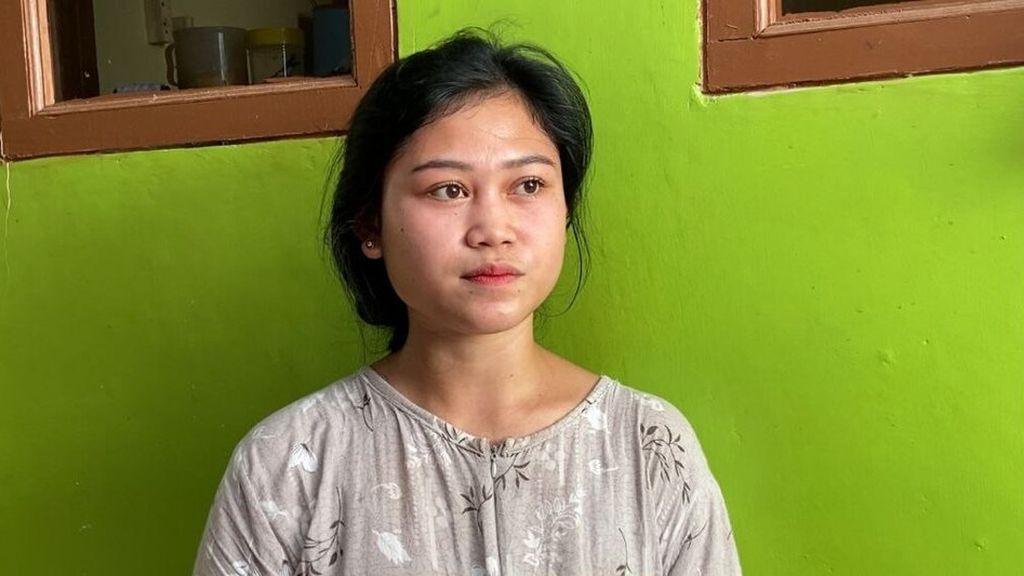 Mega Mulyati (20), tetangga kontrakan Wowon, memberikan kesaksiannya saat berinteraksi dengan Wowon, di kontrakannya di Kampung Cipeuyeum, Desa Cipeuyeum, Kecamatan Haurmawangi, Kabupaten Cianjur, Jawa Barat, Rabu (25/1/2023).
