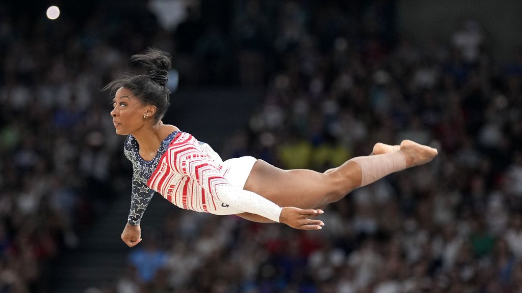 Simone Biles tampil dalam babak final tim senam artistik putri di Bercy Arena pada Olimpiade Paris 2024, Selasa, 30 Juli 2024, di Paris, Perancis. 