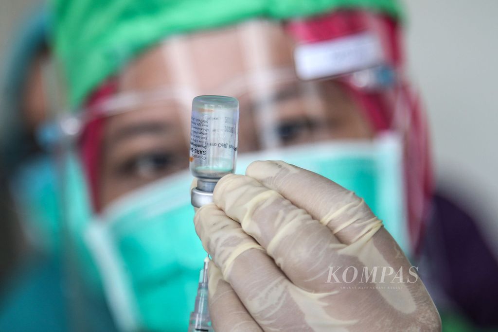 Vaksin Covid-19 CoronaVac buatan Sinovac Biotech, China, yang digunakan untuk vaksinasi terhadap tenaga kesehatan di Rumah Sakit Sari Asih, Tangerang Selatan, Banten, Senin (18/1/2021). Sebanyak 1,4 juta tenaga kesehatan menjadi prioritas utama pemberian vaksin tahap pertama. Vaksinasi mulai dilakukan secara bertahap kepada seluruh tenaga kesehatan dan tenaga medis di 34 provinsi di seluruh Indonesia.