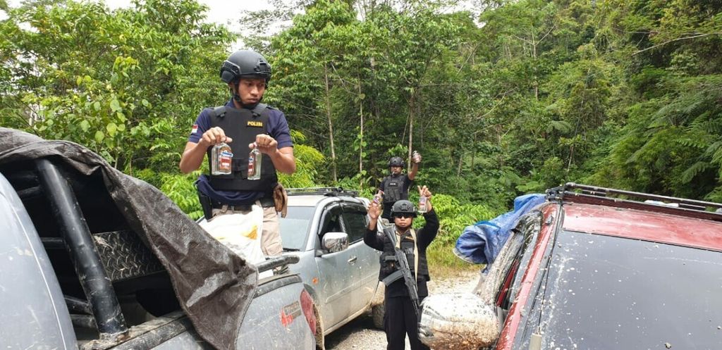 Polisi menggagalkan distribusi minuman keras tak berizin di Jalan Trans-Papua, Kabupaten Yalimo, Papua, November 2019.