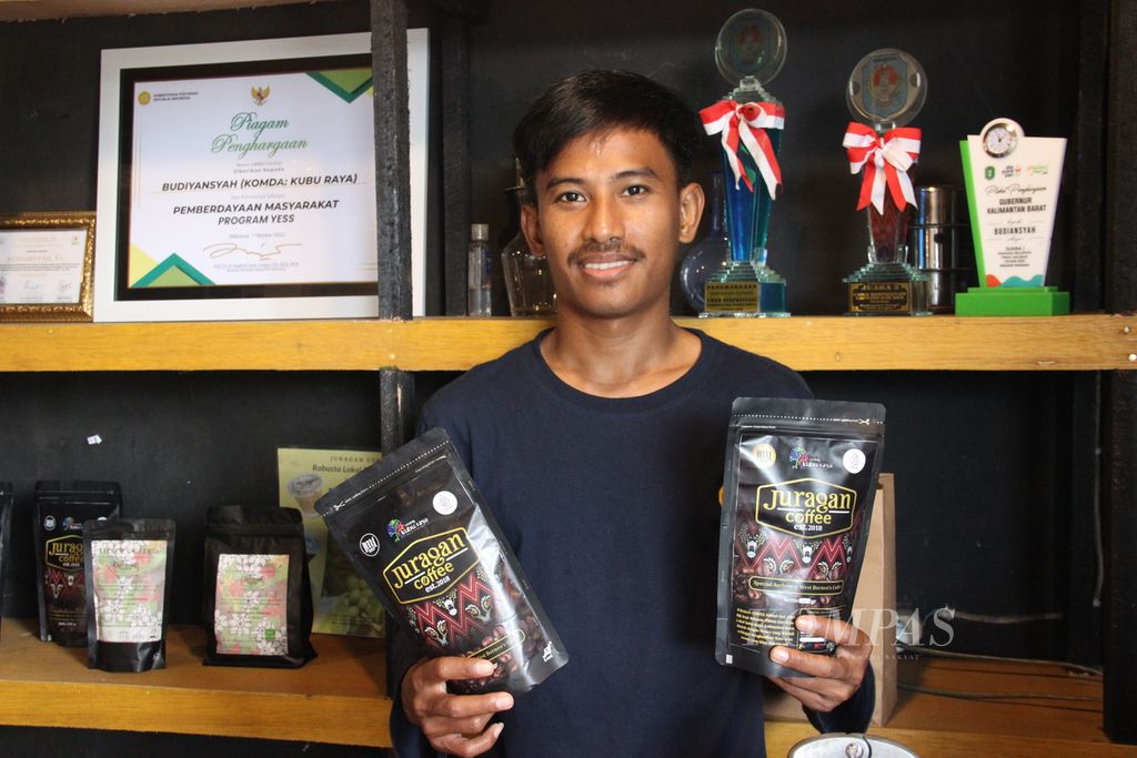 Budiyansyah (30) dan kopi bermerek Juragan Coffee buatannya. 
