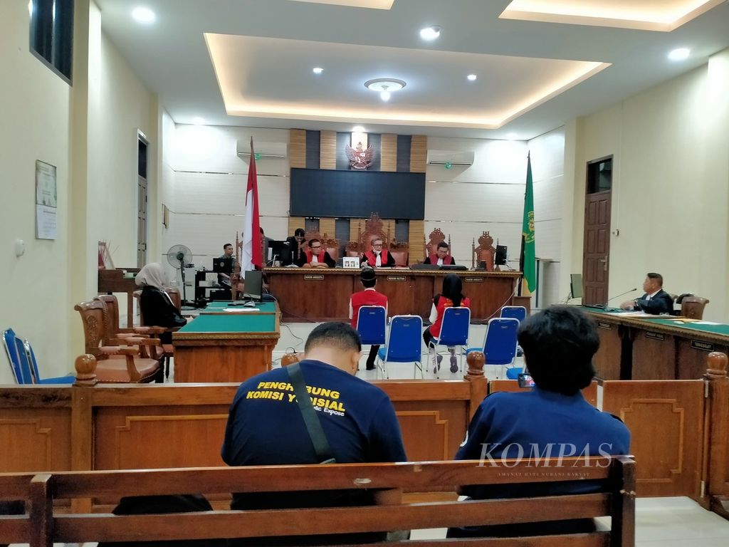 Adelia Putri Salma (25), warga asal Sumatera Selatan, menjalani sidang dakwaan di Pengadilan Negeri Tanjung Karang, Bandar Lampung, Selasa (30/1/2024). 