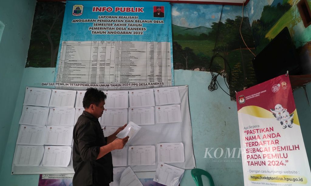 Kepala Seksi Pemerintahan Desa Kanekes Sarpin mengecek daftar pemilih tetap di Balai Desa Kenekes, Kecamatan Leuwidamar, Kabupaten Lebak, Banten, Selasa (19/9/2023). 