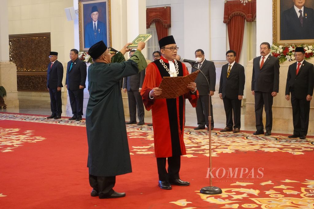 Ridwan Mansyur mengucapkan sumpah sebagai hakim konstitusi di hadapan Presiden Joko Widodo di Istana Negara, Jakarta, Jumat (8/12/2023). Ridwan Mansyur menggantikan hakim konstitusi Manahan Sitompul yang telah memasuki masa pensiun.