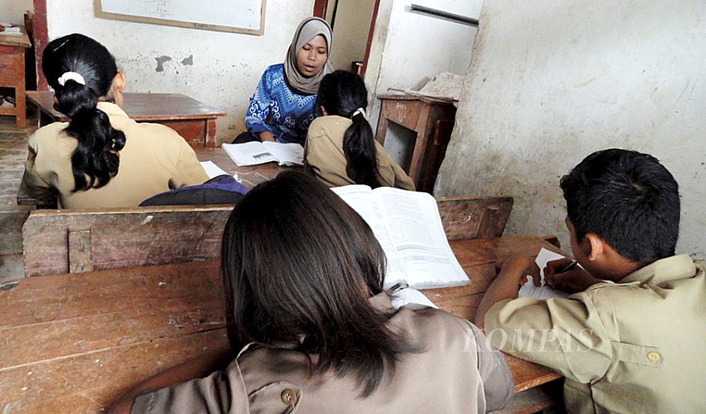 Irmawati Syah (30), guru honorer di SD Negeri 2 Kota Dalom, Pesawaran, Lampung, tengah mengajar empat siswa di ruang kelas berukuran 2 meter x 2 meter. Meski hanya mendapat gaji Rp 100.000-Rp 300.000 per bulan selama 10 tahun, Irmawati tetap konsisten menjadi guru di daerah terpencil.